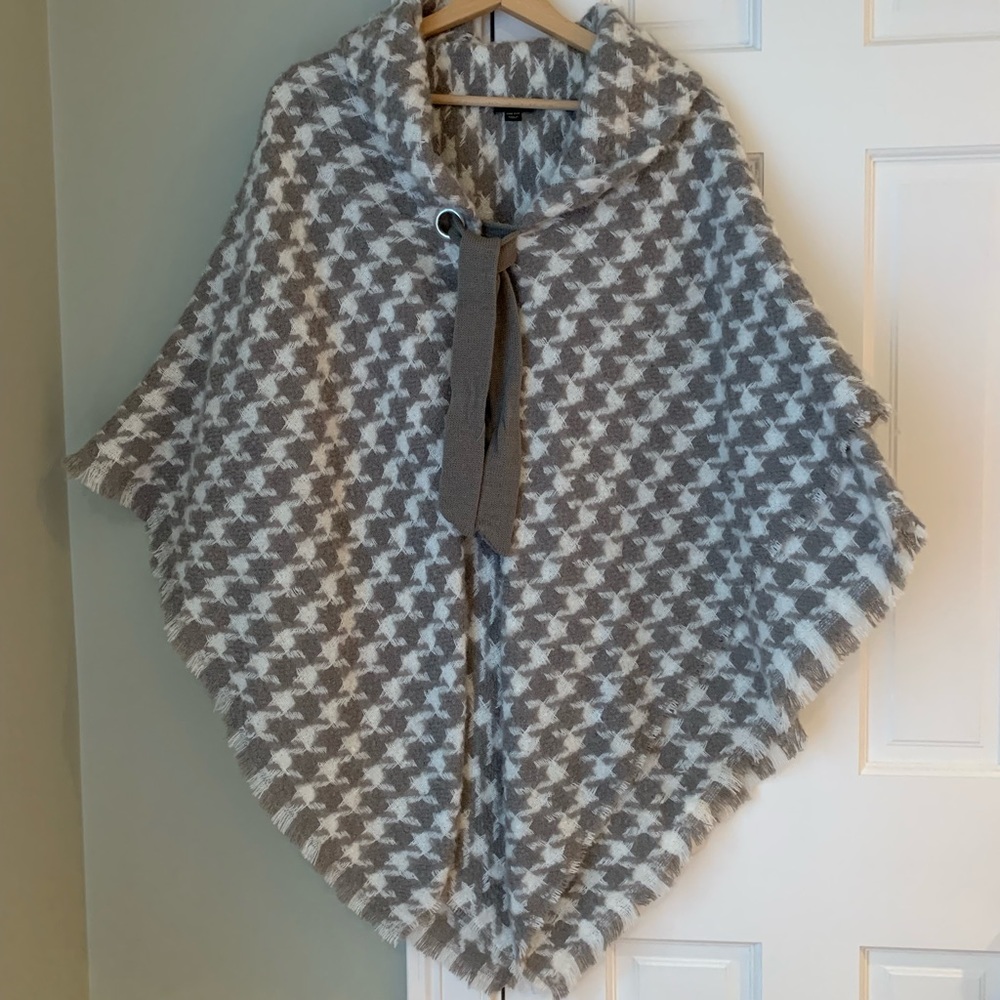Ann Taylor gray and white 100% polyester poncho